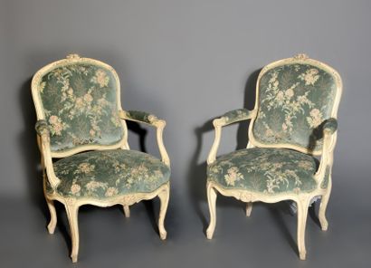 B.MAUCUY Paire de fauteuils à dossiers plats en hêtre relaqué, mouluré et sculpté...