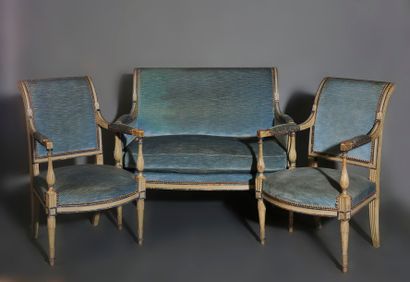 null Salon composé d'un canapé et de deux fauteuils en bois moulurés et relaqués,...