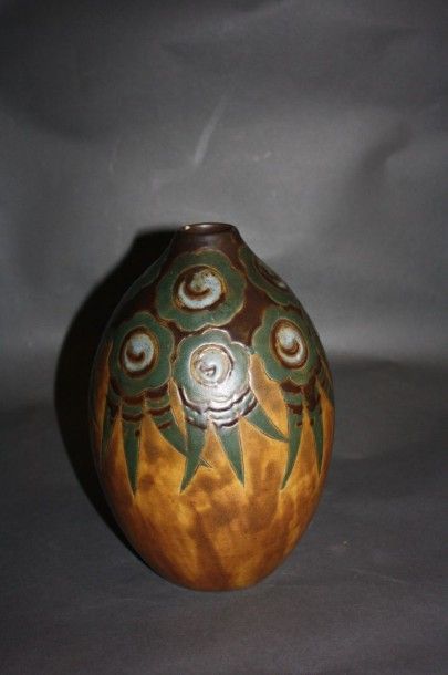 Boch (La Louvière) Boch (La Louvière)

Vase de forme ovoïde à col droit en céramique...