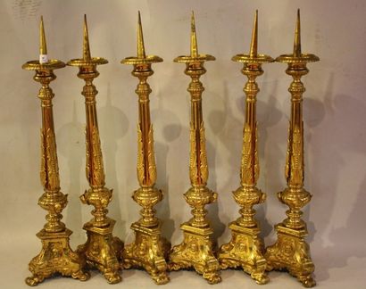 Six porte-cierges en bronze doré, coupelles...