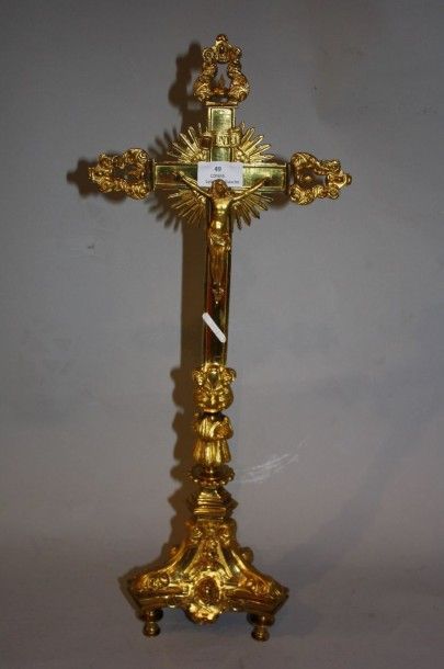 Grande croix d’autel en bronze et laiton...