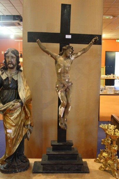 null Christ en croix, plâtre patiné, croix en bois noirci sur tertre à trois marches....