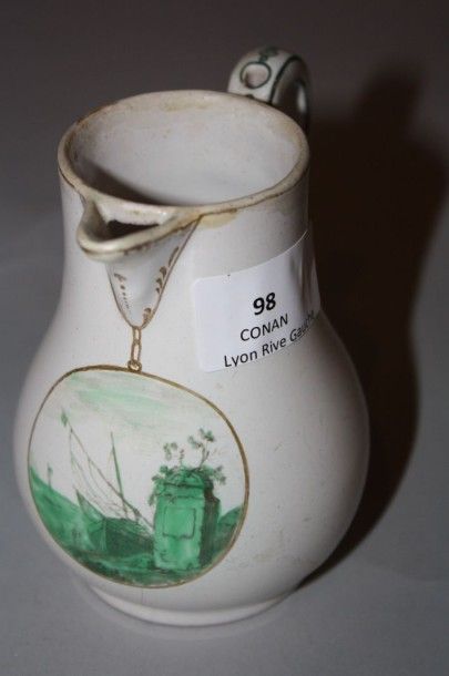 MARSEILLE MARSEILLE Pot à lait à décor en camaïeu vert d’un médaillon rond représentant...