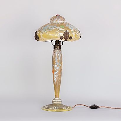 DAUM Nancy DAUM Nancy

Rare lampe de table en verre gravé à l'acide à décor d'ombelles...