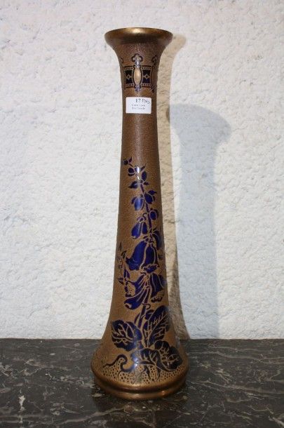 VAL SAINT LAMBERT Val Saint Lambert

Long vase soliflore en cristal bleu entièrement...