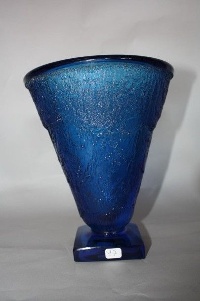 DAUM Nancy DAUM Nancy

Vase de forme conique sur piédouche en verre bleu gravé profondément...