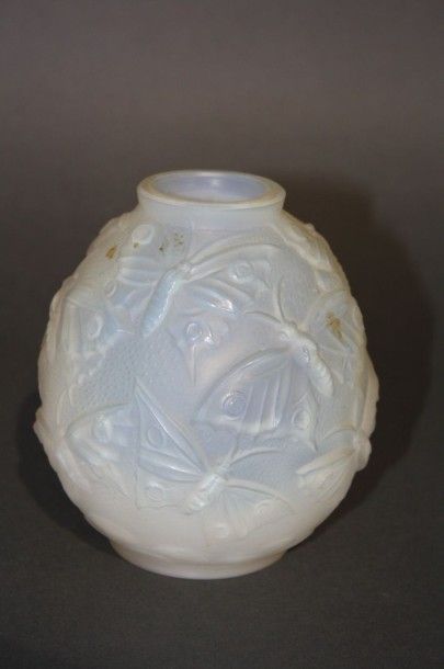 VERLYS VERLYS

Vase de forme ovoïde en verre moulé pressé blanc opalescent. 

Éclats...