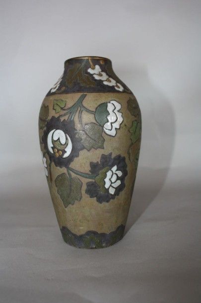 Vase de forme bombée en céramique à décor...