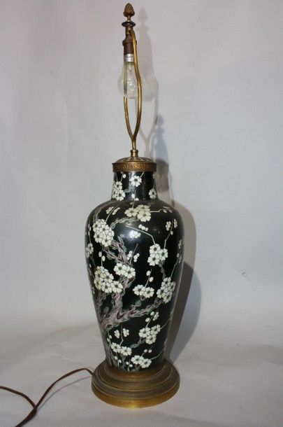 null Vase à épaulement en porcelaine de Chine, fond noir à décor de fleurs de pommier....