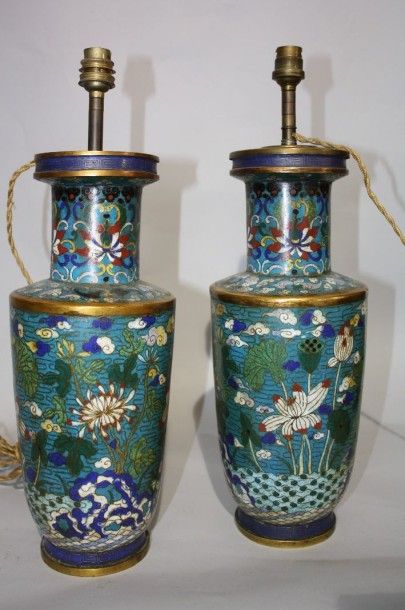 null Paire de vases cloisonnés de forme balustre montés en lampe, décor polychrome...