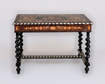 null Table de style hollandais en bois noirci marquetée en bois clairs de rinceaux...