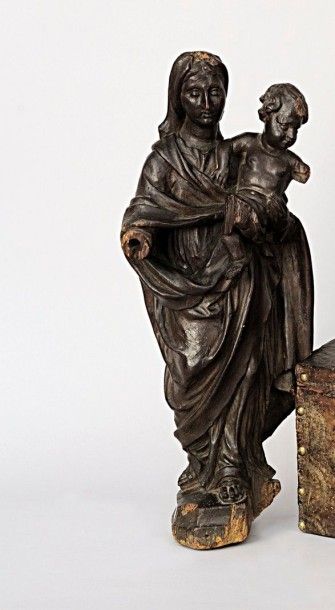 null Importante Vierge à l'enfant en bois naturel sculpté.

Travail français du XVIIème...