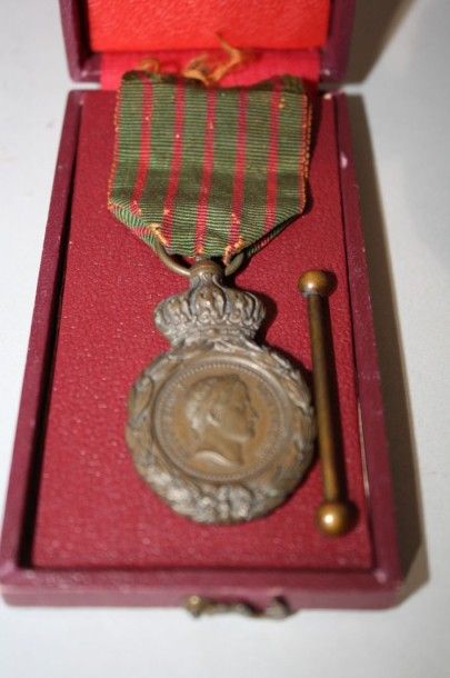 null Lot de 2 médailles : Médaille militaire Second Empire et Médaille St-Hélene...