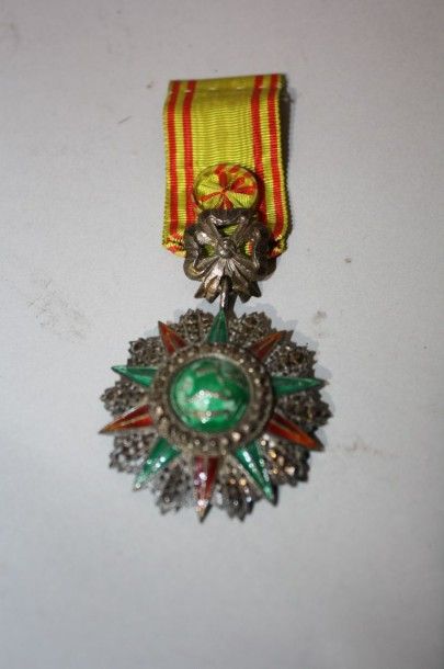 null Lot de 4 médailles : Légion d'honneur, Nisham Ifikar, Commémorative 14-18 et...