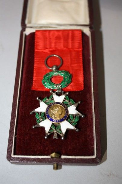 null Lot de 4 médailles : Légion d'honneur, Nisham Ifikar, Commémorative 14-18 et...
