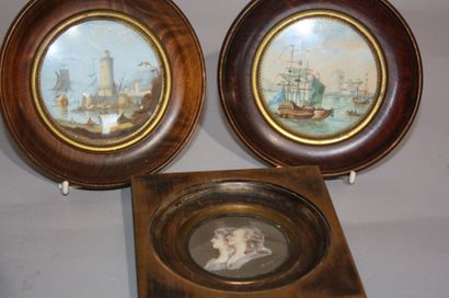 null Trois miniatures, deux scènes de port et un profil de Louis XVI et Marie-Antoinette,...