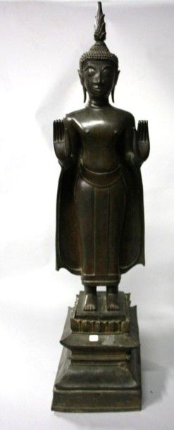 null Bouddha en bronze à patine brune. 

XIXème siècle - Birmanie. 

H: 84 cm.