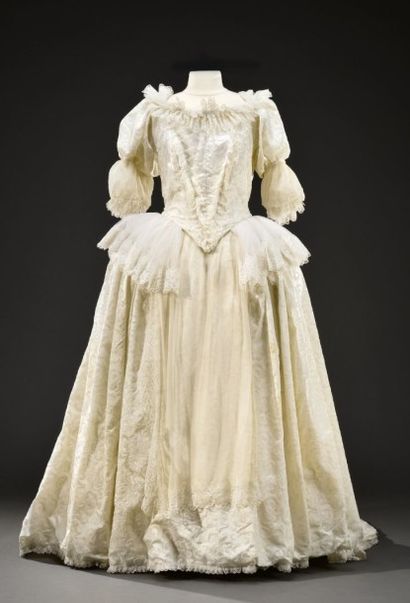 null Robe blanche en satin de soie.

En l'état.

Costumier : Atelier Denise Foug...