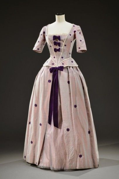 null Robe dans le style du XIXème siècle, corsage à baleines en taffetas rose à pois...