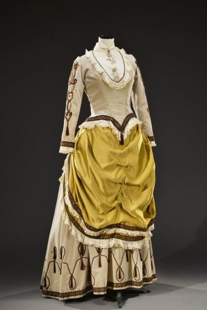 null Robe dans le style du XIXème siècle à tournure en velours beige avec surjupe...