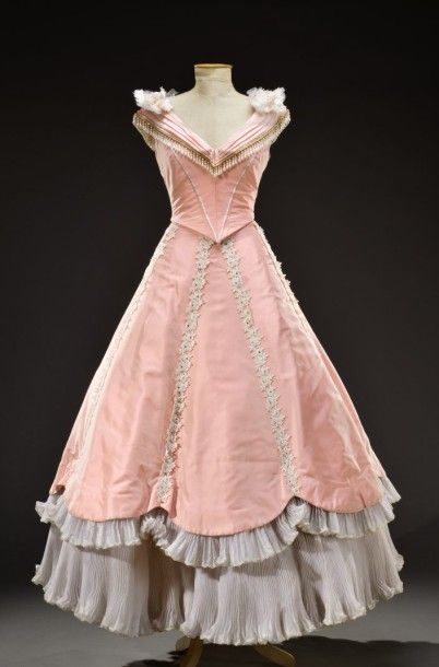 null Robe rose dans le style des années 1880 en satin et organza gris.

Spectacle...