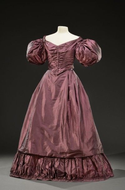 null Robe de bal dans le style des années 1850 en taffetas "violet", manches ballon,...