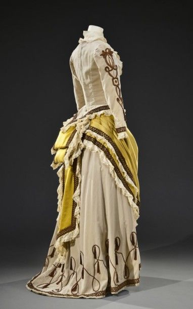 null Robe dans le style du XIXème siècle à tournure en velours beige avec surjupe...