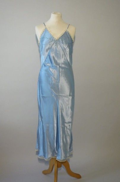 null Lingerie en satin bleu brodé et dentelle années 30: chemise de nuit, combinaison...