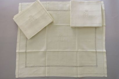 null Série de douze serviettes en crêpe de lin de couleur grège, chiffre et couronne...