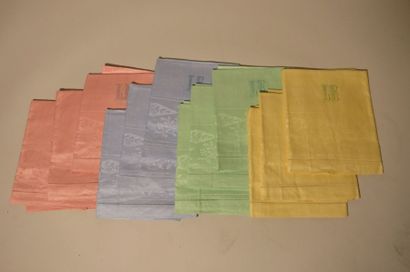 null Série de 12 serviettes de toilette de couleur en lin damassé, chiffrées.84X61...