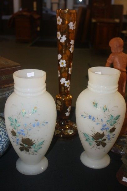 null Paire de vases en opaline blanche à décor de fleurs.
