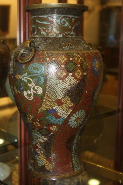 null Vase en cloisonné à décor de fleurs et svastika. 