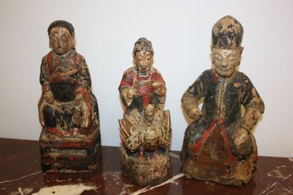null Trois personnages en bois sculpté polychromé, Chine