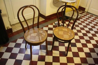 null Deux chaises en bois courbé