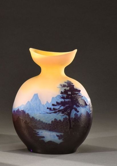 GALLE Gallé 

Vase de forme gourde à col œilleton à bords étirés à la pince en verre...