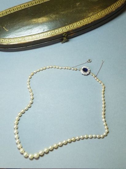 Collier composé de 68 perles fines et 6 perles...