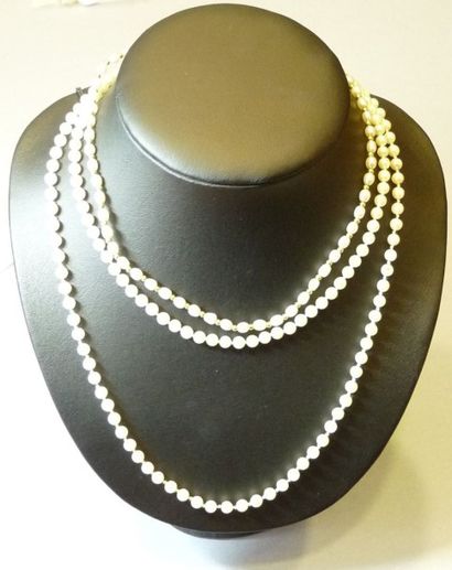 Lot comprenant deux colliers de perles de...