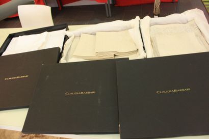 null Claudia Barbari. Trois nappes 175 x 370 cm et 36 serviettes 50 x 50 cm.