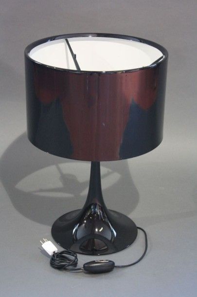 FLOS Flos

Lampe de table "Spun light" en métal laqué noir. Design Sebastian Wrong.

H....