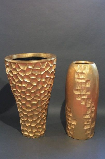 null Deux grands vases dorés à décor abstrait en fibre de verre.

H. 95 et 100 c...