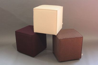 Paola Lenti Paola Lenti

Série de trois poufs carrés "Cubo", deux en tissu brun,...
