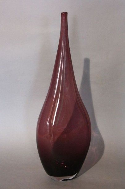 Arcade Arcade

Vase soliflore en verre soufflé violet.

H. 55 cm.