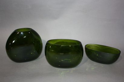 Suède ? Suède ?

Trois pièces en verre vert, deux coupes et un vase rond.

H. 22...