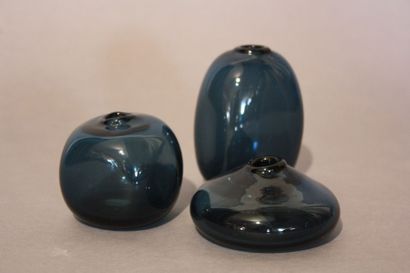 MURANO ? Murano ?

Série de trois petits vases bleus bombés ou carrés.

H. max. 7...