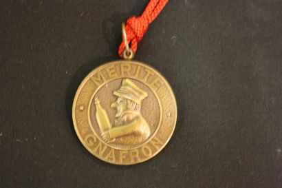 null Amusante médaille en laiton du Mérite Gnafron, circa 1960, représentant un Gnafron...