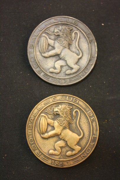 null Réunion de deux médailles en bronze du Football-Club de Lyon 1893, représentant...