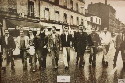 null Sympathique photographie représentant les jeunes chefs lyonnais de 1974, traversant...