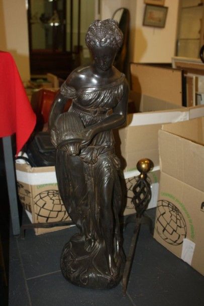 Femme à la cruche, sculpture en fer