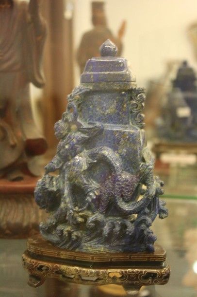 null Vase couvert en pierre dure bleue avec un personnage chevauchant un dragon