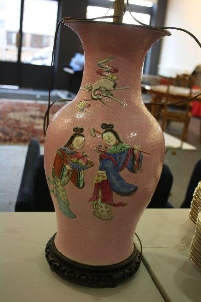 null Vase à décor de personnages sur fond rose monté en lampe
